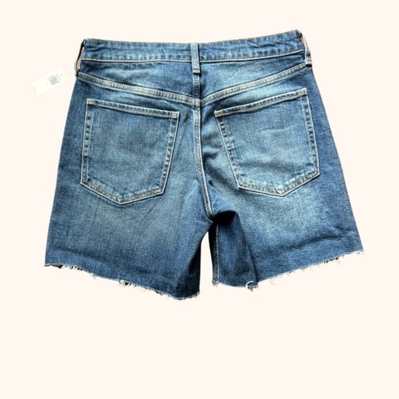 Old Navy Mid-Rise OG Loose Jean Cut-Off Shorts Medium Wash, NWT-Size 6 - Picture 4 of 6